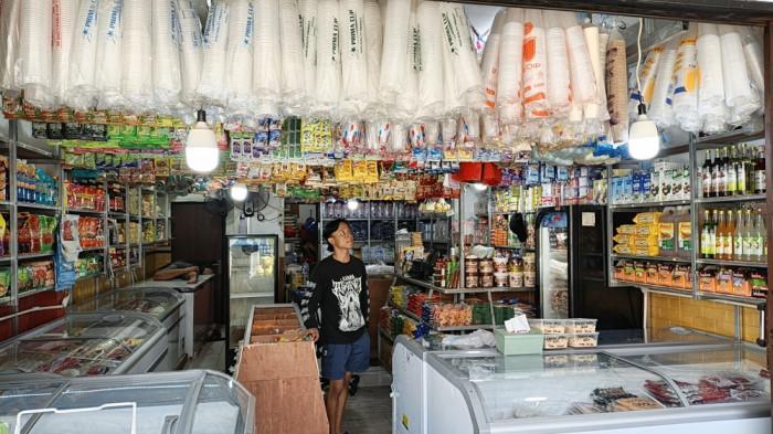 HARGA PLASTIK MEROKET - Potret pedagang di toko plastik yang berada di Pasar Baung, Lenteng Agung, Jakarta Selatan, Jumat (3/4/2026). Pedagang nilai kenaikan harga plastik hingga 70 persen adalah suatu hal yang janggal, minta pemerintah segera ambil sikap.