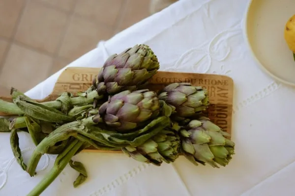 Artichokes on a wooden tray. Photo by Pexels
