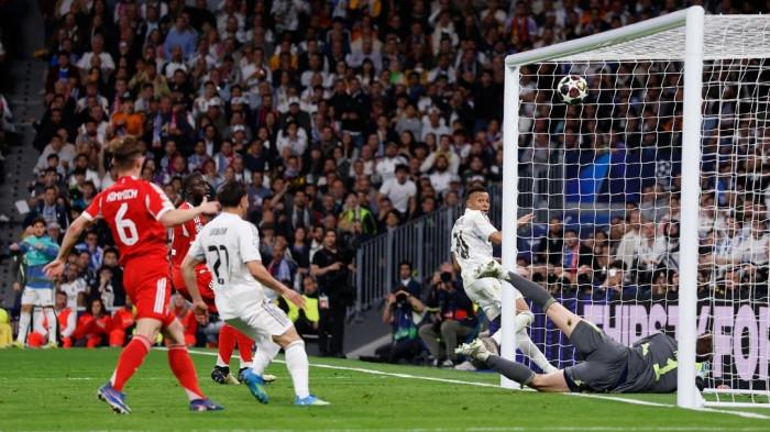 Momen Kylian Mbappe mencetak gol ke gawang Bayern Munich