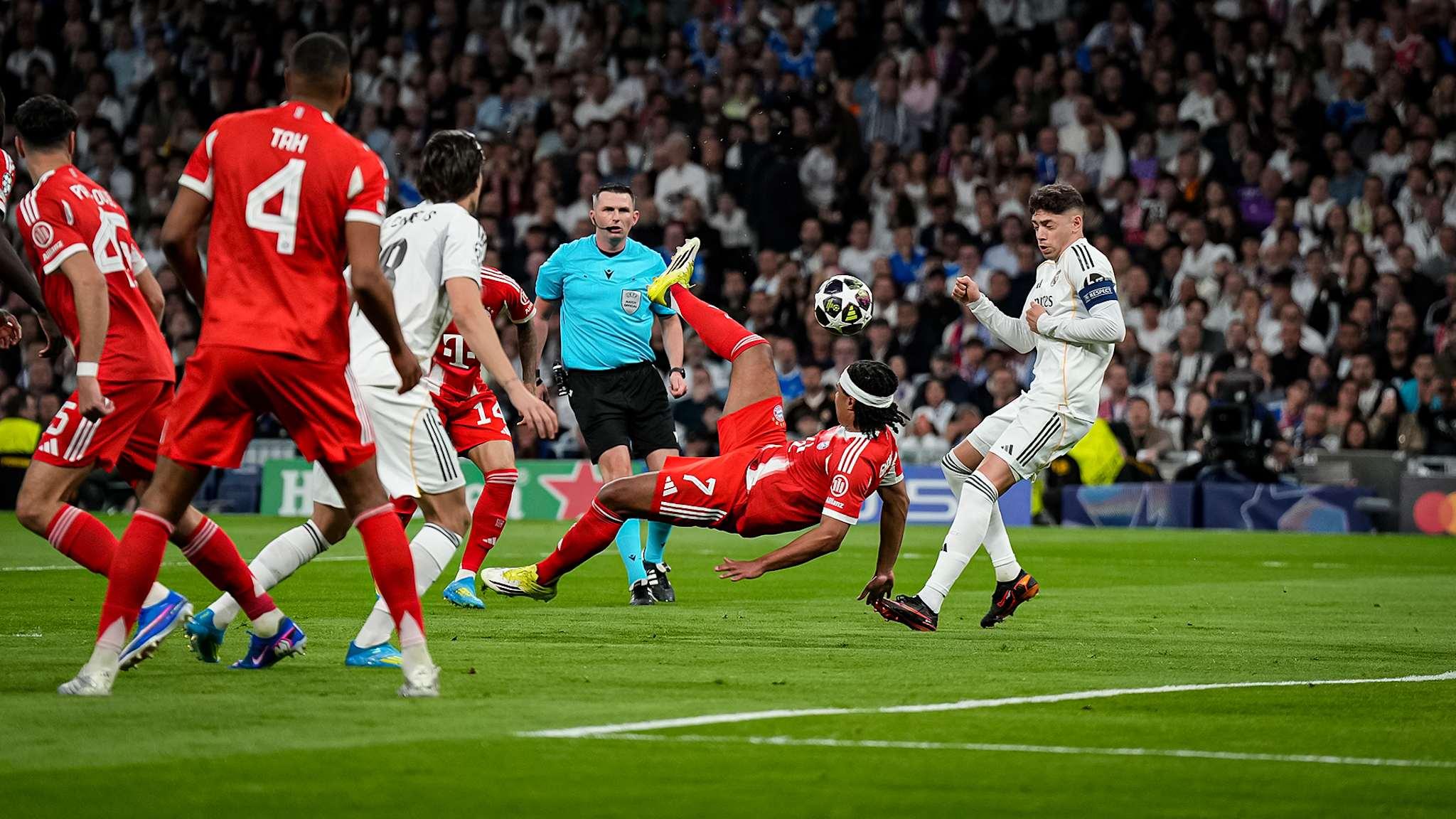 BERDUEL - Pemain Bayern Munchen dan Real Madrid memperebutkan bola pada pertandingan leg pertama Perempat Final Liga Champions 2025/2026 di Santiago Bernabeu Stadium, Spanyol, Rabu (8/4) dini hari WIB.