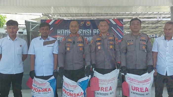 PUPUK SUBSIDI -- Kapolres Bangka Barat, AKBP Pradana Aditya Nugraha, beserta jajaranya menunjukkan barang bukti pupuk bersubsidi pemerintah jenis Phonska dan Urea dengan barang bukti sebanyak 10 ton saat jumpa pers di Mapolres Bangka Barat, pada Selasa (7/4/2026).