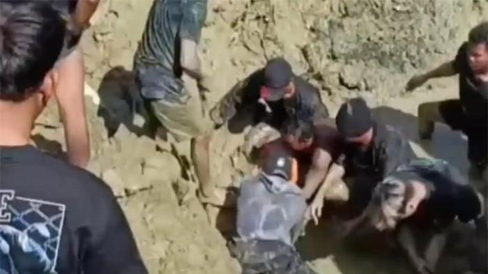 Evakuasi Korban Tertimbun Longsor di Tambang Bombana_1