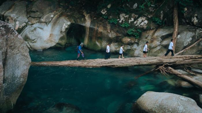 Trekking di kawasan Desa Sejahtera Astra Nyarai yang menawarkan potensi wisata alam