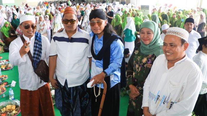 CEO PT Bawang Mas Grup, H. Khoirul Umam alias Haji Her saat foto bersama dengan Gus Miftah dan Khofifah Indar Parawansa usai acara Bawang Mas Grup Bersholawat dalam rangka bermunajat kepada Allah, Selasa (6/2/2024) kemarin.