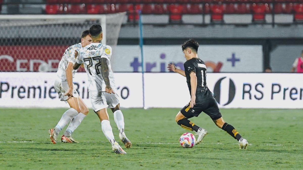 Cuplikan pertandingan Dewa United kontra Persib Bandung saat Taisei Marukawa coba lewati Mateo Kocijan dan Ciro Alves, di Stadion I Wayan Dipta, Gianyar, Bali, Senin (19/8/2024).