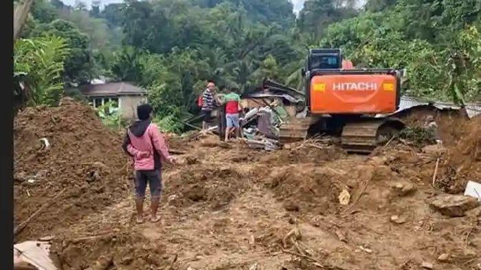 Tim gabungan dibantu alat berat melakukan upaya evakuasi korban yang tertimbun longsor 01