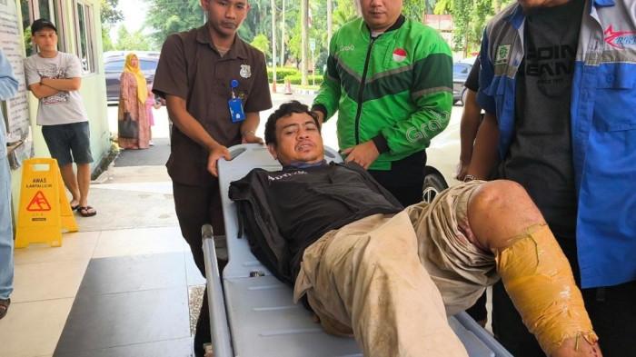 TERDUGA PELAKU DITANGKAP - Terduga pelaku utama penganiayaan di pesta hajatan maut di Kampung Cikumpay PTPN, Purwakarta, berinisial YI, digiring petugas menuju RSUD Bayu Asih, Senin (6/4/2026)
