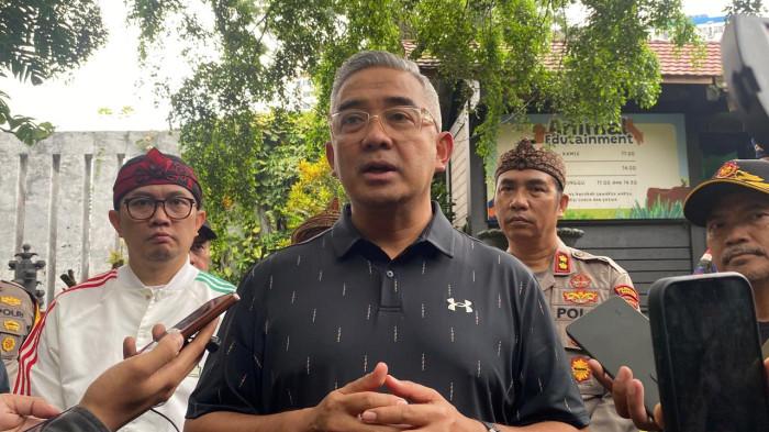 BERI KETERANGAN - Walikota Bandung Muhammad Farhan.