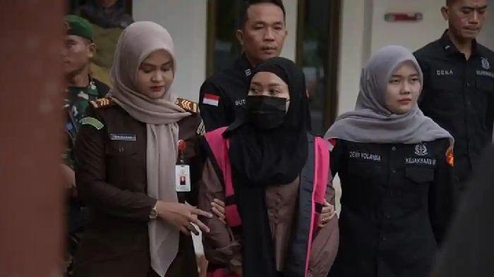 Penyidik Kejati Aceh melakukan penahanan terhadap tersangka baru korupsi beasiswa Aceh