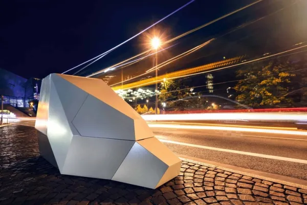 Camera bắn tốc độ độc lạ gây ngỡ ngàng: Trông như xe Tesla, bọc thép chống đạn vì lý do 'khó đỡ' - Ảnh 1.