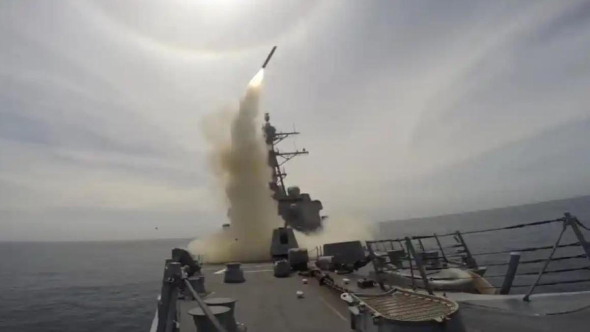 IRAN EJEK AS - Juru Bicara Kementerian Luar Negeri Iran, Esmaeil Baqaei, mengejek AS karena laporan CBS News yang mengindikasikan AS krisis rudal Tomahawk karena telah menghabiskan arsenal rudalnya lebih cepat daripada kemampuan produksinya. Dengan nada menyindir seperti dilansir Tasnim News, Senin (30/3/2026), Baqaei menyebut AS telah menyia-nyiakan senjata mahal mereka untuk menghancurkan fasilitas sipil.