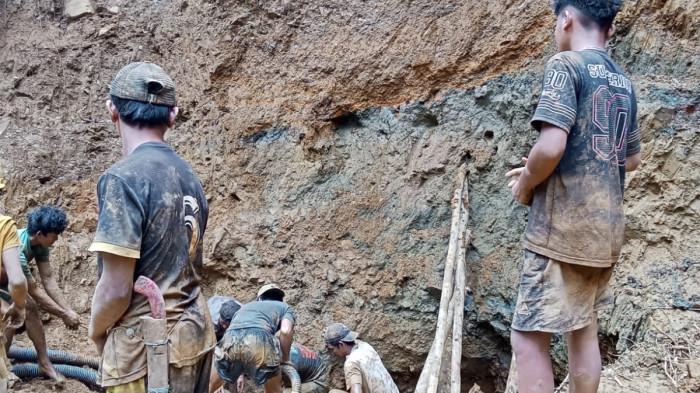 EVAKUASI KORBAN - Warga dan aparat melaksanakan proses evakuasi kakek dan cucu yang tertimbun longsor di tambang emas yang berada di Kalumpang Mamuju