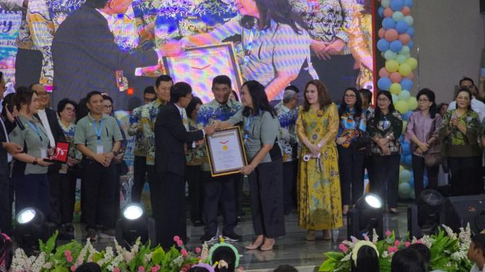 Sebanyak 2000 anak di Kota Manado memecahkan rekor MURI