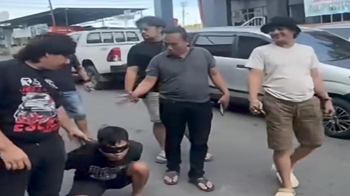 PELAKU MUTILASI DITANGKAP -- AF pelaku mutilasi terhadap ibu kandungnya digiring ke Mapolres Lahat, Rabu (8/4/2026). Sebelumnya potongan jasad korban ditemukan dalam 3 karung plastik terkubur di tengah kebun.