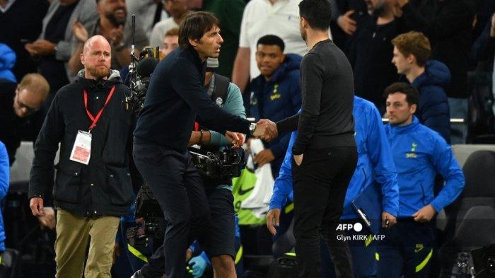 CONTE - Pelatih kepala Tottenham Hotspur, Antonio Conte (kiri), berjabat tangan dengan manajer Arsenal, Mikel Arteta (kanan), setelah pertandingan sepak bola Liga Premier Inggris antara Tottenham Hotspur dan Arsenal di Stadion Tottenham Hotspur di London, pada 12 Mei 2022. (Foto arsip)