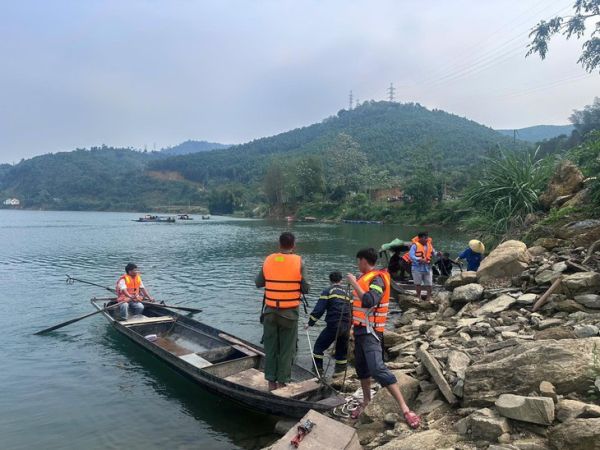 Lật thuyền - Ảnh 1.