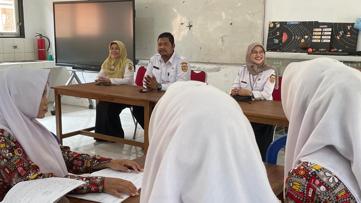 PEMKAB SUKOHARJO - Dinas Pendidikan dan Kebudayaan (Disdikbud) Kabupaten Sukoharjo melakukan inspeksi mendadak (sidak) di sejumlah Sekolah Menengah Pertama (SMP), Rabu (8/4/2026).