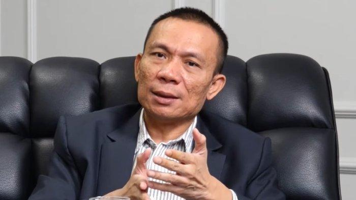 KESAKSIAN RISMON SIANIPAR - Penggugat ijazah mantan presiden Jokowi, Rismon Sianipar, saat melakukan podcast bersama TribunSolo.com, Jumat (13/6/2025). Jokowi Bohong, Poin Rismon Sianipar Laporkan Ayah Gibran ke Polisi