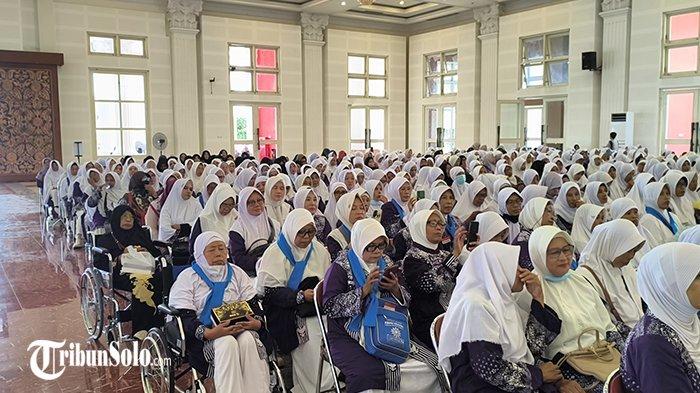 JEMAAH HAJI KLATEN - Calon jemaah haji 2025 asal Kabupaten Klaten, mengikuti pamitan calon haji di Grha Bung Karno, Kabupaten Klaten pada Selasa (6/5/2025). Pada tahun 2024, jumlah jemaah yang berangkat haji sebanyak 1.200 jemaah. Sementara pada tahun ini mengalami penurunan, tercatat hanya ada 987 jemaah. 