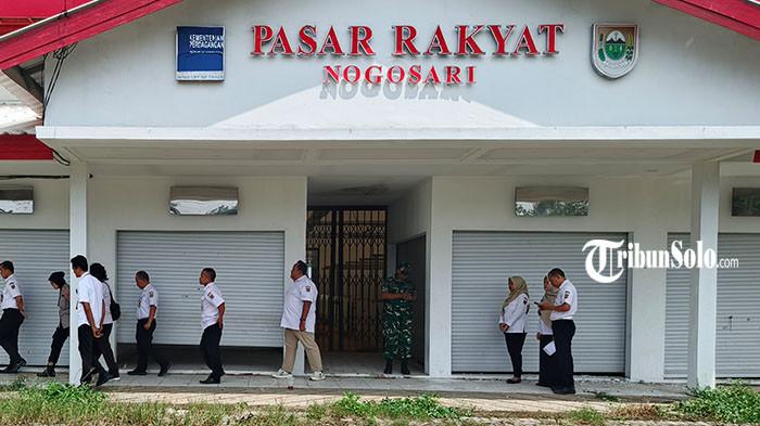SEGERA DIBUKA - Disdagperin Boyolali saat melakukan pengecekan ke Pasar Rakyat Nogosari, Rabu (8/4/2026). Setelah mangkrak selama lima tahun, Pasar Rakyat Nogosari di Boyolali akhirnya akan segera dibuka.