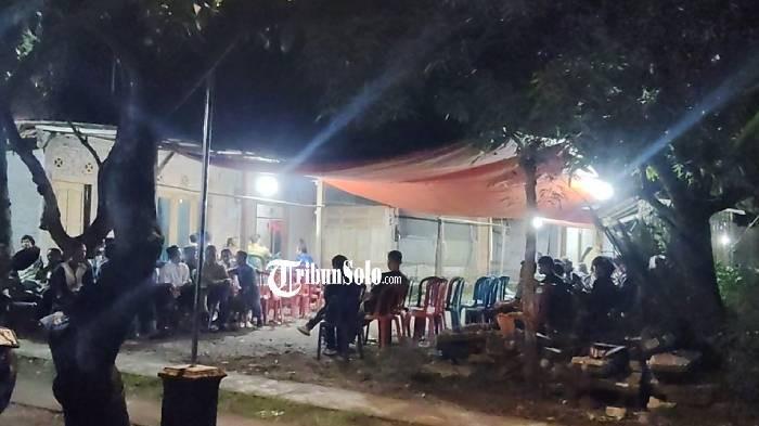 RUMAH DUKA. Suasana rumah duka siswa SMPN 2 Sumberlawang yang meninggal dunia didorong temannya di sekolah, Selasa (7/4/2026). Jenazah masih di RSUD Sragen.