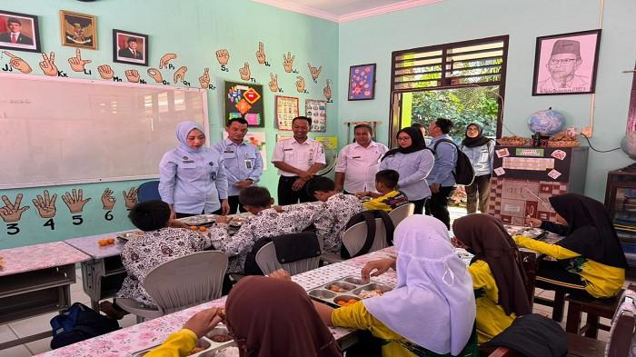 PENINJAUAN MBG - KPPG melakukan Peninjuan kepada Anak-anak berkebutuhan khusus menikmati program Makan Bergizi Gratis (MBG) di SLB Negeri 31 Pangkalpinang pada Rabu (8/4/2026).