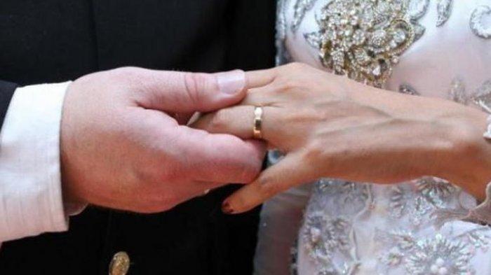 PERNIKAHAN SEJENIS - Intan Anggraeni syok suaminya, Rey ternyata wanita. Hal itu terkuak saat malam pertama.