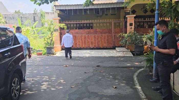 GELEDAH - Penyidik Komisi Pemberantasan Korupsi (KPK) menggeledah rumah Direktur Utama (Dirut) PDAM Kota Madiun, Suyoto,  di Jalan Mangkuprajan I, Kelurahan Demangan, Kecamatan Taman, Kota Madiun, Rabu (8/4/2026). Penggeledahan tersebut diduga merupakan pengembangan penyidikan kasus dugaan korupsi yang menyeret Wali Kota Madiun, Maidi.