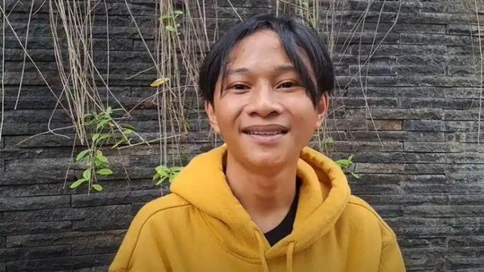 FAJAR SADBOY KECELAKAAN - Sosok Fajar Sadboy kembali menjadi sorotan setelah dikabarkan mengalami kecelakaan hingga alami luka-luka.