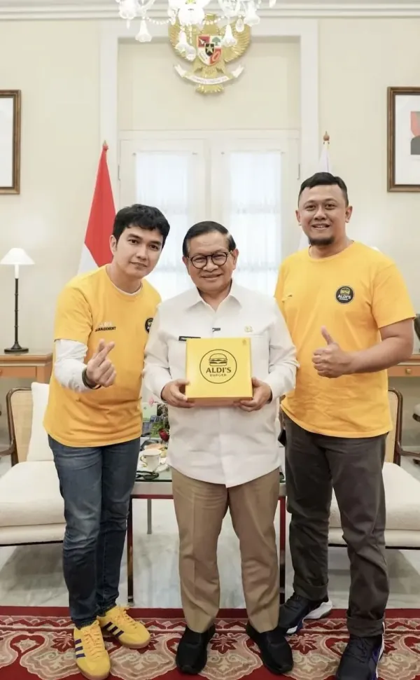 Pramono Anung cicip Aldi's Burger Pramono Anung cicip Aldi's Burger