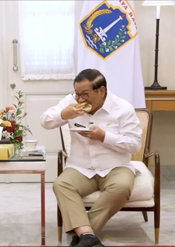 Pramono Anung cicip Aldi's Burger Pramono Anung cicip Aldi's Burger