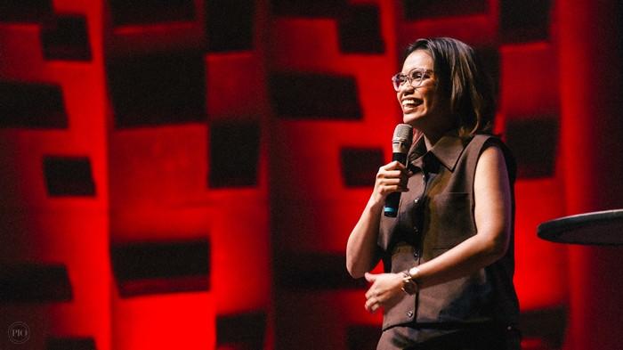 Dalam pertunjukan ini, Priska membicarakan berbagai dinamika