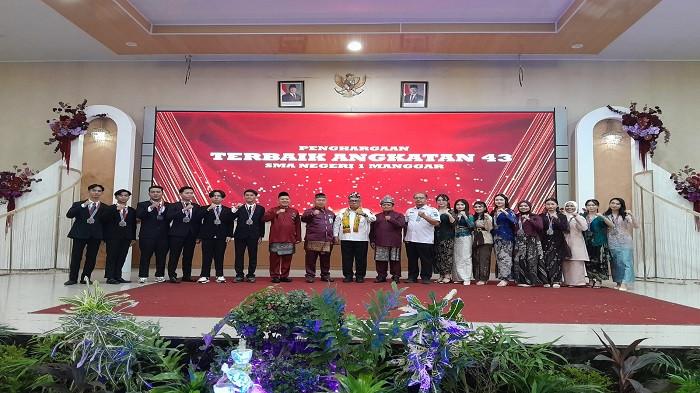 MOMEN KEBANGGAAN - Wakil Bupati Belitung Timur, Khairil Anwar beserta Kepala SMAN 1 Manggar, Sabarudin berfoto bersama para siswa kelas 12 dalam acara pelepasan siswa tahun ajaran 2025/2026 di Auditorium Zahari Mz, Rabu (8/4/2026). Sebanyak 257 lulusan resmi dilepas dengan iringan prestasi membanggakan, di mana sekolah ini berhasil menembus peringkat 100 besar SMA terbaik di Indonesia. 