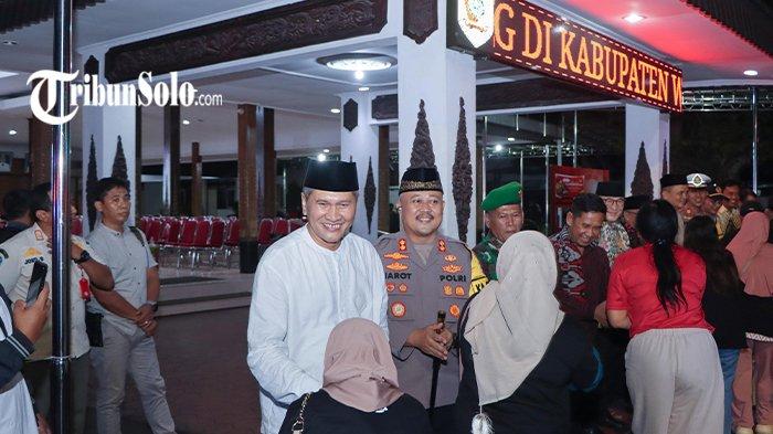 OPEN HOUSE - Bupati Wonogiri, Setyo Sukarno saat menyambut kedatangan pemudik di Pendopo Rumah Dinas Bupati belum lama ini. Bupati Wonogiri, Setyo Sukarno, menggelar open house di Pendopo Rumah Dinas Bupati pada lebaran hari pertama, Senin (31/3/2025). Open house itu akan dibagi menjadi dua sesi, untuk forkompimda dan masyarakat umum.