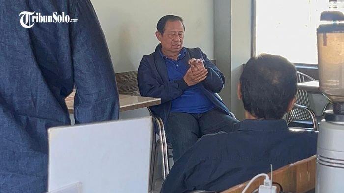 TRANSIT DI SPBU - Presiden ke-6 Republik Indonesia, Susilo Bambang Yudhoyono (SBY), saat transit di SPBU Jombor, Sukoharjo, Kamis (3/7/2025). Tidak ada pengawalan berlebihan atau protokoler yang mencolok, SBY sempat turun dari sebuah bus dan berjalan santai menuju salah satu kafe yang berada di dalam kompleks SPBU. 