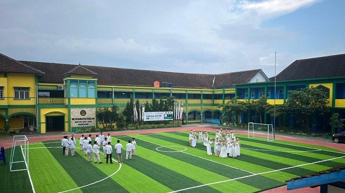 KREATIVITAS: Halaman SMK Muhammadiyah Kota Magelang disulap menyerupai stadion minisoccer.