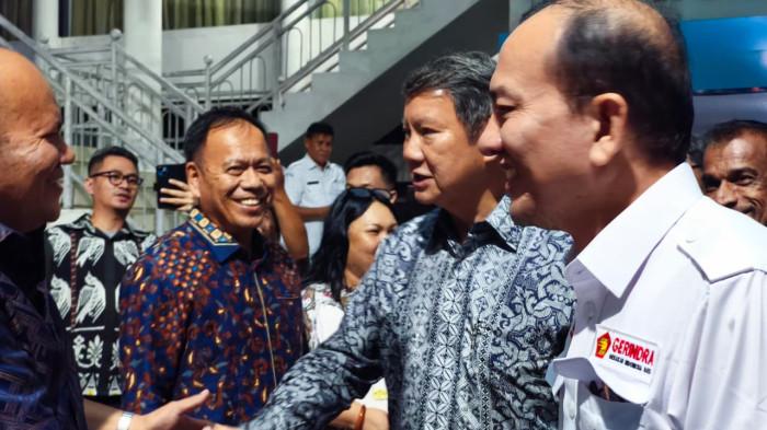 Gubernur Sulawesi Utara (Sulut), Yulius Selvanus Komaling (YSK), mengantar