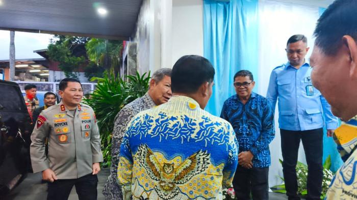 Yulius Selvanus Komaling (YSK), mengantar langsung kepulangan