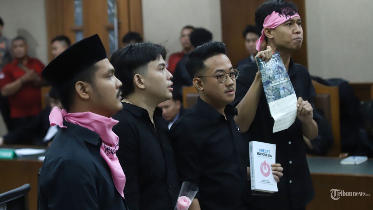 SIDANG - Direktur Eksekutif Lokataru Delpedro Marhaen bersama tiga terdakwa kasus dugaan penghasutan berujung ricuh Syahdan Husein, Muzaffar Salim dan Khariq Anhar melakukan orasi dihadapan para pengunjung sidang sebelum menjalani sidang perdana dengan agenda pembacaan dakwaan di Pengadilan Negeri Jakarta Pusat, Selasa (16/12/2025). Delpedro Marhaen bersama ketiga terdakwa memberikan bunga mawar pink kepada jaksa penuntut umum (JPU) dan majelis hakim saat sidang akan dimulai. Selain itu keempat terdakwa mengajak seluruh hadirin sidang untuk mengheningkan cipta bagi para korban bencana banjir dan longsor di Sumatera. Tribunnews/Jeprima