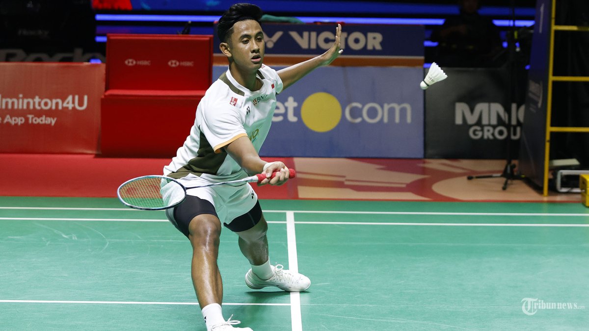 INDONESIA MASTERS 2026 - Pebulutangkis tunggal putra Indonesia Alwi Farhan bertanding melawan wakil Taiwan Chi Yu Jen pada babak 4 besar Indonesia Masters 2026 di Istora Senayan, Jakarta, Sabtu  (24/1/2026).  Alwi Farhan tampil atraktif saat mengalahkan wakil Taiwan Chi Yu Jen dengan skor 21-11, 21-12 di semifinal Indonesia Masters 2026. Tribunnews/Jeprima