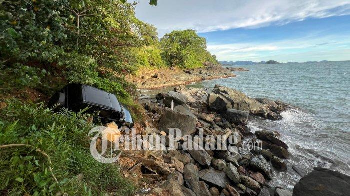 MOBIL MASUK JURANG- Sebuah mobil warna hitam terperosok ke dalam jurang di kawasan dekat Gunung Padang, Kelurahan Batang Arau, Kecamatan Padang Selatan, Kota Padang, Rabu (8/4/2026).