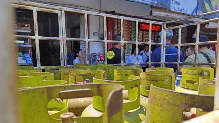 JUAL ELPIJI - Tumpukan tabung gas LPG 3 kg di bak mobil pikap parkir di depan Toko Sembako di Jl Ir Sukarno Kota Blitar, Rabu (5/2/2025). Toko pengecer kini diperbolehkan kembali untuk menjual gas LPG 3 kg subsidi atau elpiji melon.