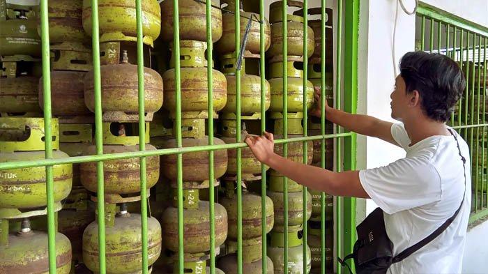 ELPIJI LANGKA - Tumpukan tabung gas elpiji 3 kilogram kosong di salah satu pangkalan kawasan Kecamatan Kapas, Kabupaten Bojonegoro, Jawa Timur, Rabu (23/4/2025). Warga Bojonegoro, mengeluhkan kesulitan mendapatkan gas elpiji 3 kg dalam sepekan terakhir.