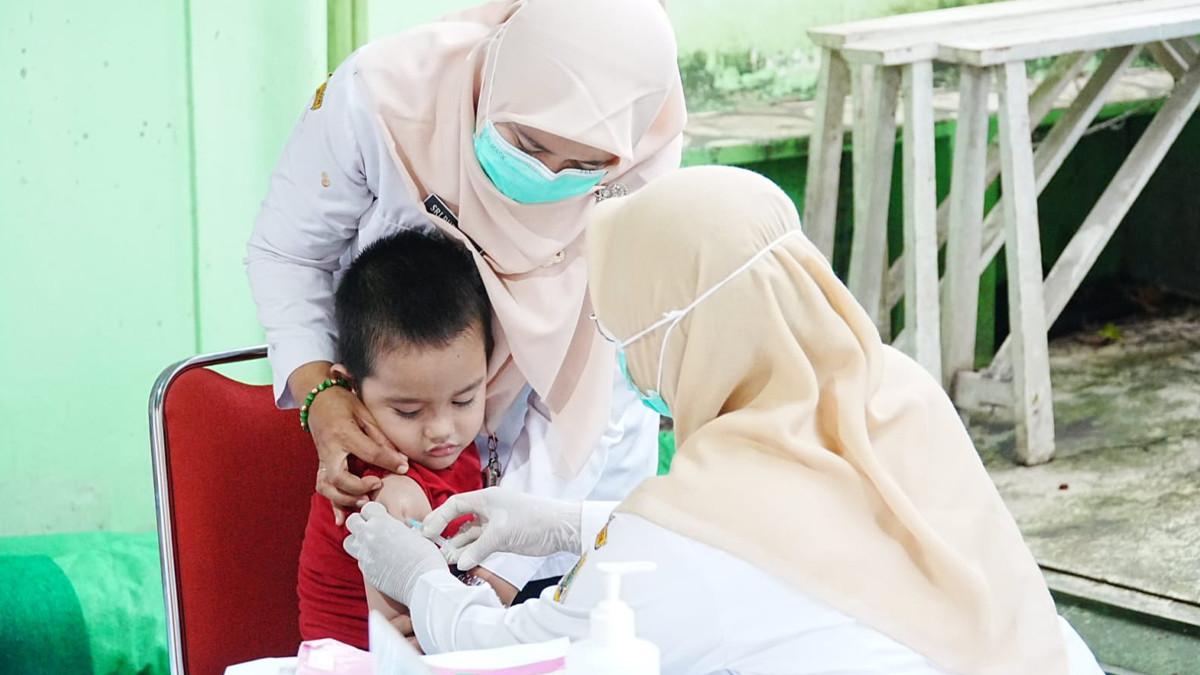 KESEHATAN DI KLATEN - Pelaksanaan ORI Campak di Puskesmas Klaten Tengah, Klaten, Rabu (8/4/2026) anak digendong orang tua.