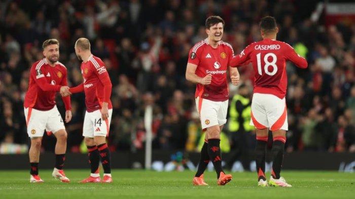 SELEBRASI KEMENANGAN - Para Pemain Manchester United merayakan selebrasi kemenangan melawan Lyon pada pertandingan leg kedua babak 8 besar Liga Eropa, di Old Trafford, pada Jumat (18/4/2025) dini hari WIB, Manchester United comeback dramatis melalui babak ekstra time. (Laman resmi UEFA).