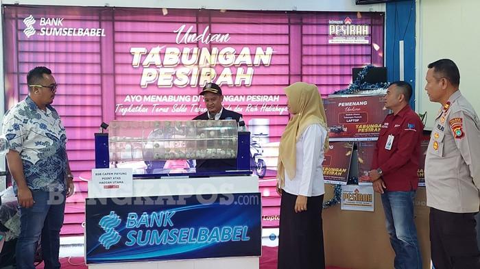 PENGUNDIAN -- Wakil Kepala Bank Sumsel Babel Cabang Toboali, Mulyawan Prema ketika melakukan pengundian tabungan Persirah di Kantor Bank Sumsel Babel Cabang Pembantu Payung, Rabu (8/4/2026). Total terdapat 11 unit hadiah yang diundi dengan satu grand prize.