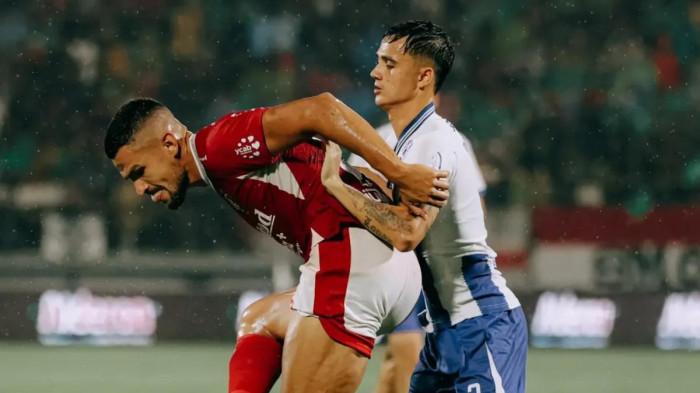 CUPLIKAN LAGA - Potret laga Bali United Persib Bandung dalam laga lanjutan Super League 2025/2026 di gelar di Stadion Kapten I Wayan Dipta, Gianyar, Bali. Bali United diserbu Bobotoh seusai digilas Persib Bandung, kompak beri respons 2 hal mencengangkan, ini sebabnya.