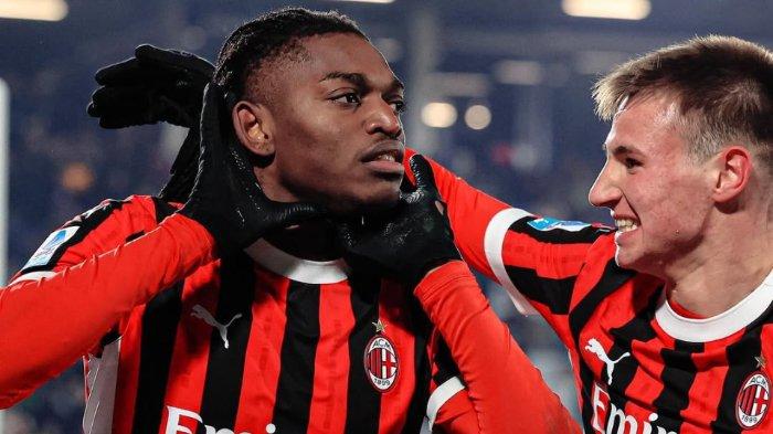 Selebrasi pemain AC Milan, Rafael Leao (kiri) usai cetak gol ke gawang Como di Liga Italia 2024/2025, Rabu (15/1/2025) dinihari WIB.