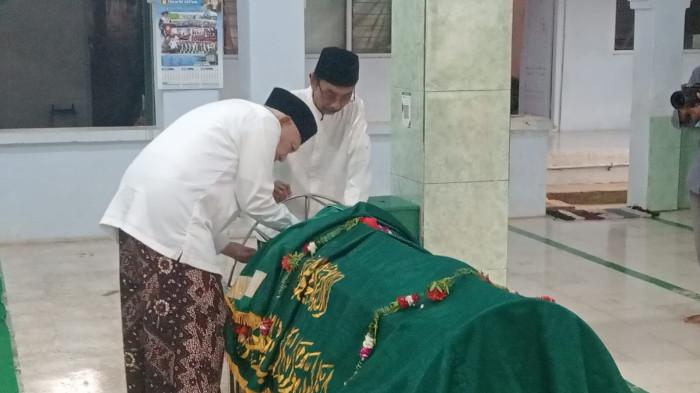 GUS IIM BERPULANG - Prosesi Salat jenazah KH Abdul Halim Mahfudz atau Gus IIm di Masjid Pondok Pesantren Salafiyah Seblak, Kecamatan Diwek, Kabupaten Jombang, Jawa Timur, pada Rabu (8/4/2026). Wafat setelah sempat dirawat di rumah sakit. 