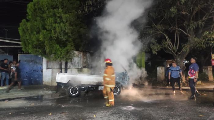 Mobil pikap terbakar di depan SPBU Jalan Raja Eyato 7777